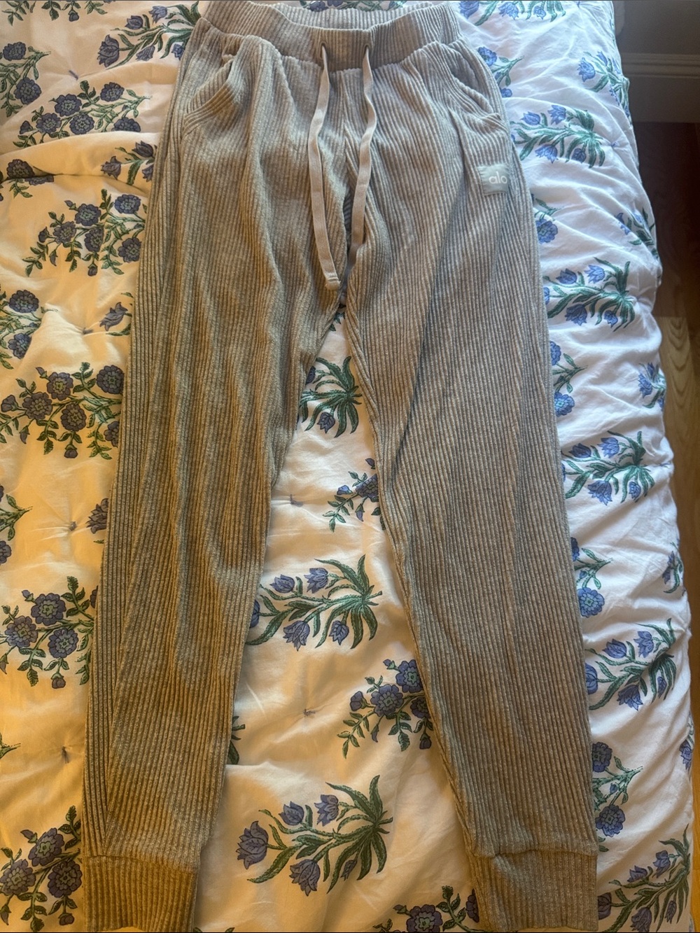 ALO Yoga Ribbed Drawstring Joggers in Light Gray
